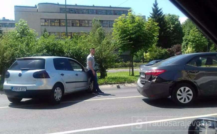 Jedna osoba povrijeđena u sudaru dva vozila kod hotela Holiday